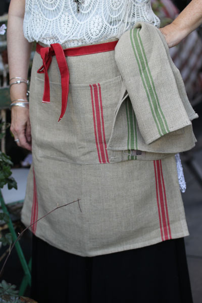 The Red Half Apron (au rouge tablier) 1