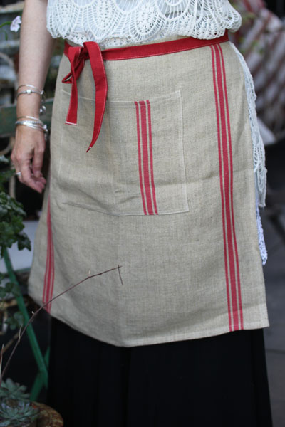 The Red Half Apron (au rouge tablier)